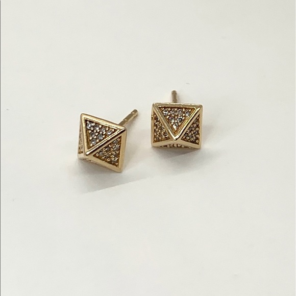 💕x3HP💕14k gold Diamond pyramid stud earrings - Picture 3 of 9